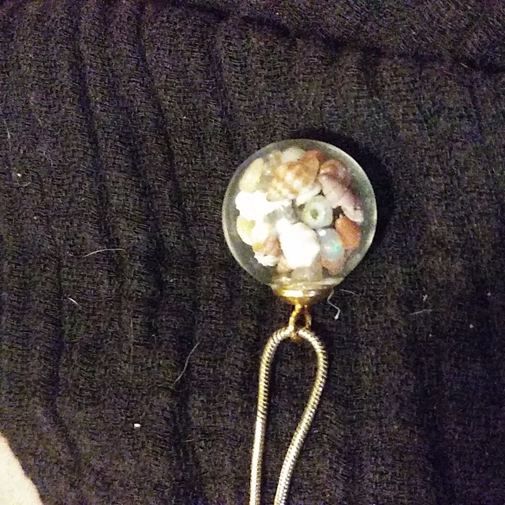 Tiny seashells from Hawai'i inside the tiniest glass sphere - Picture 5 of 5